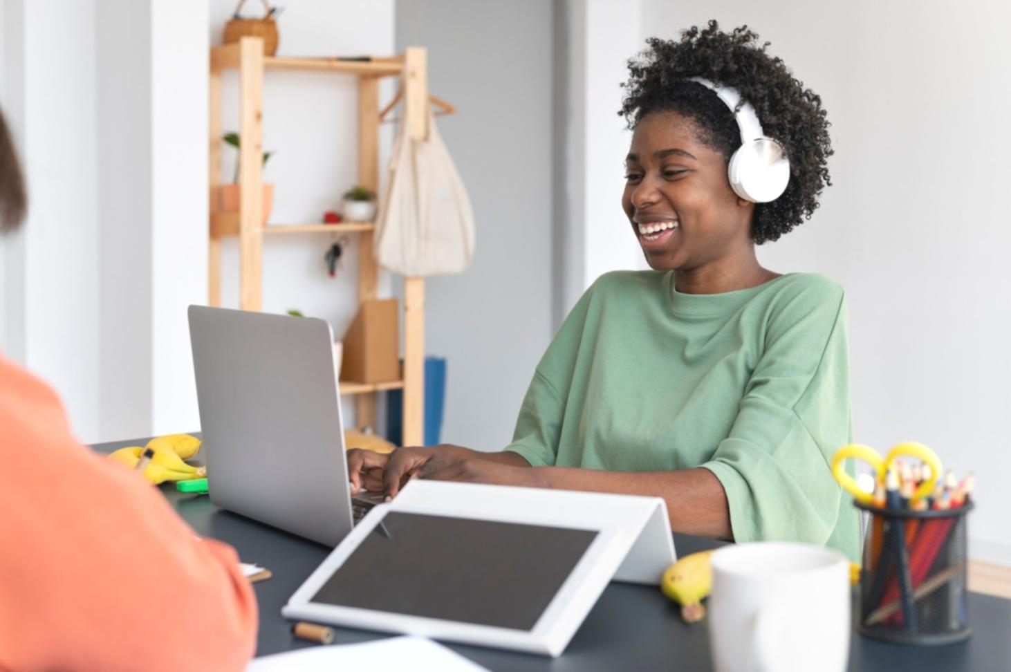 Estudiantes aplicando conceptos financieros en sesión práctica de análisis presupuestario
