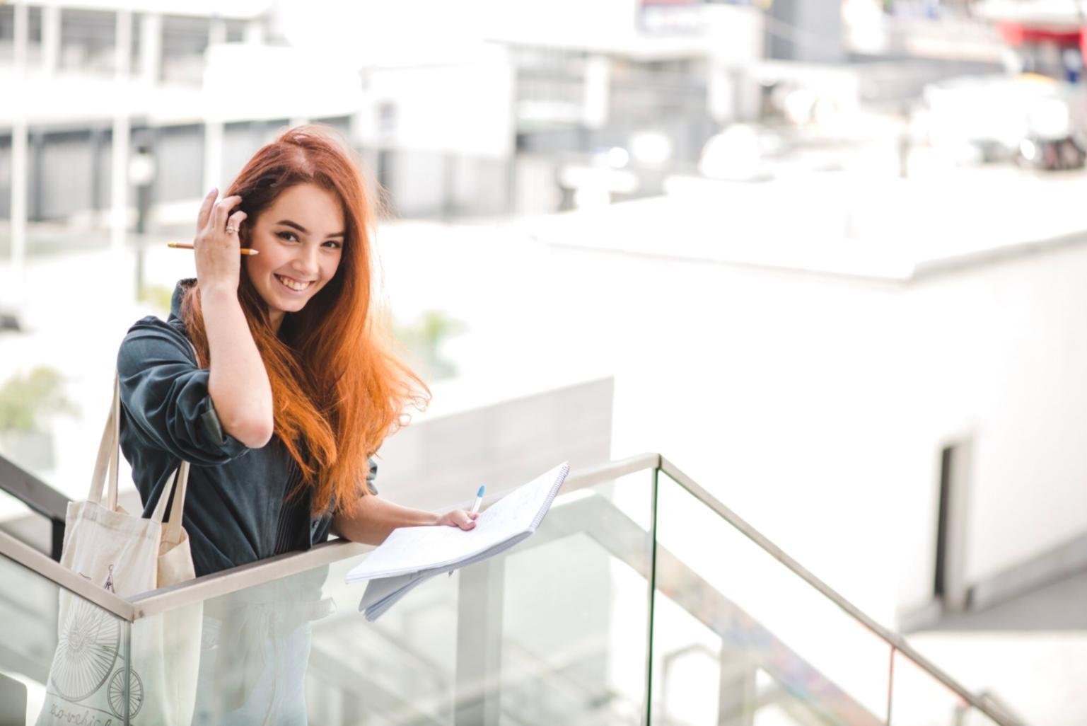 Grupo de emprendedores trabajando colaborativamente en ejercicios de planificación financiera